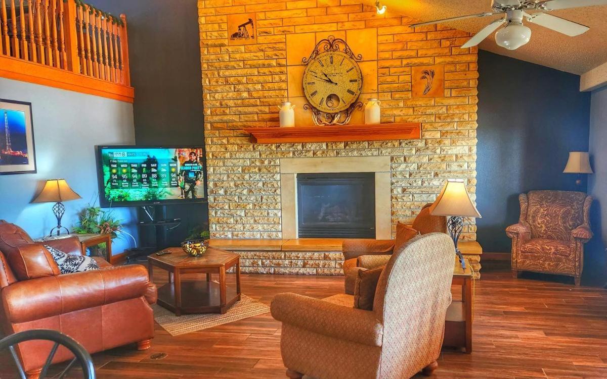 Fossil Creek Hotel & Suites Russell Exterior photo